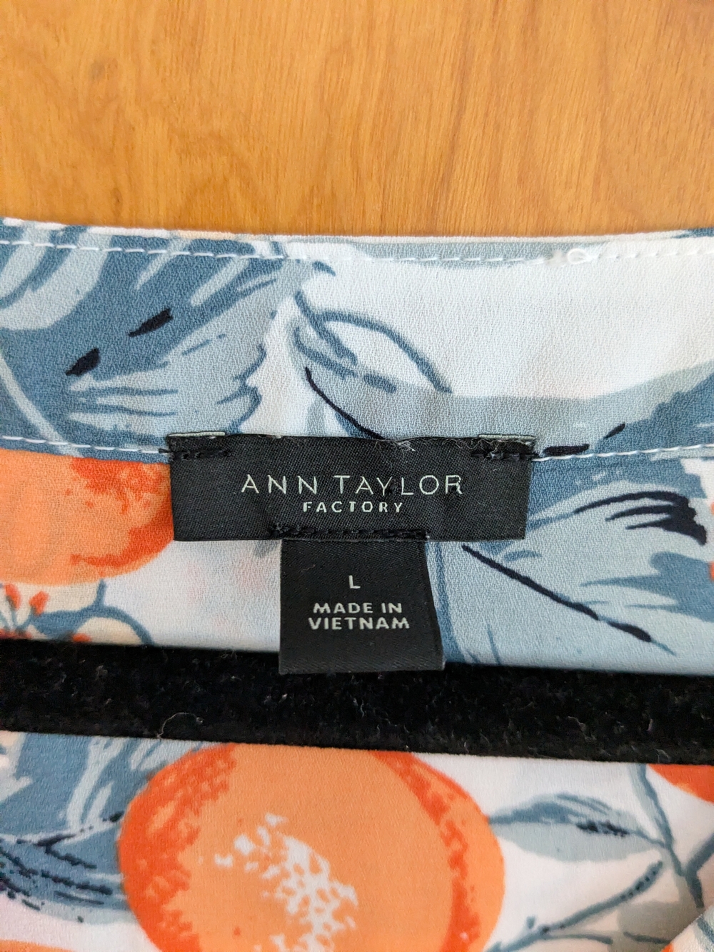 Ann Taylor Floral Orange Print V-Neck Women’s Top - Picture 3 of 8